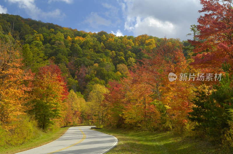 Cherohala Skyway在10月底，NC，美国